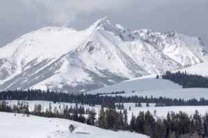 Read more about the article Unveiling the Ultimate Rocky Mountain Ski Resorts